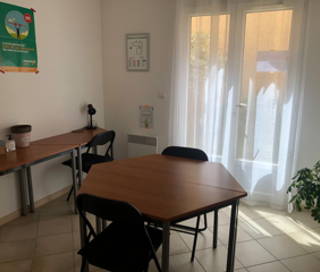 Bureau privé 10 m² 2 postes Location bureau Rue des Poilus Saint-Maximin-la-Sainte-Baume 83470 - photo 1